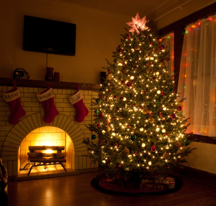 عيد الميلاد مع إضاءة فريدة من نوعها، تصميم مريح غرف نوم