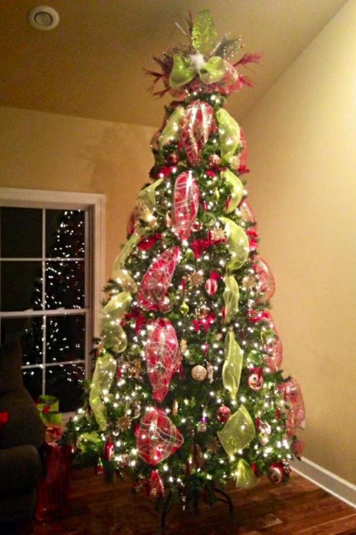 Božićno drvce-uređenje-slavna-zeleno-crvena