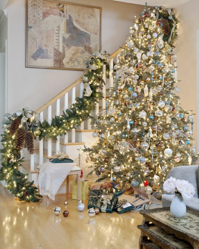 شجرة عيد الميلاد، تزيين، في غرفة معيشة مع الدرج