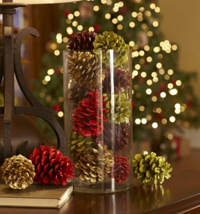 להקיש עם עץ חג-decorating-