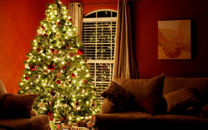 Božićno drvce-uređenje-crveno-zlatna-osvijetljen