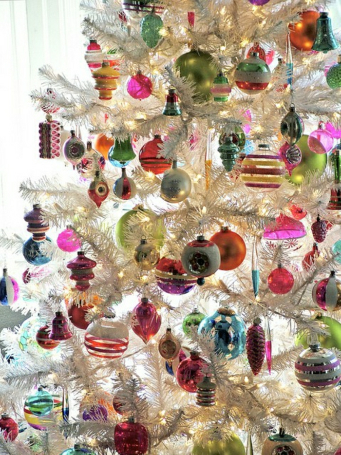 Božićno drvce-uređenje-bijelo-šareni deco