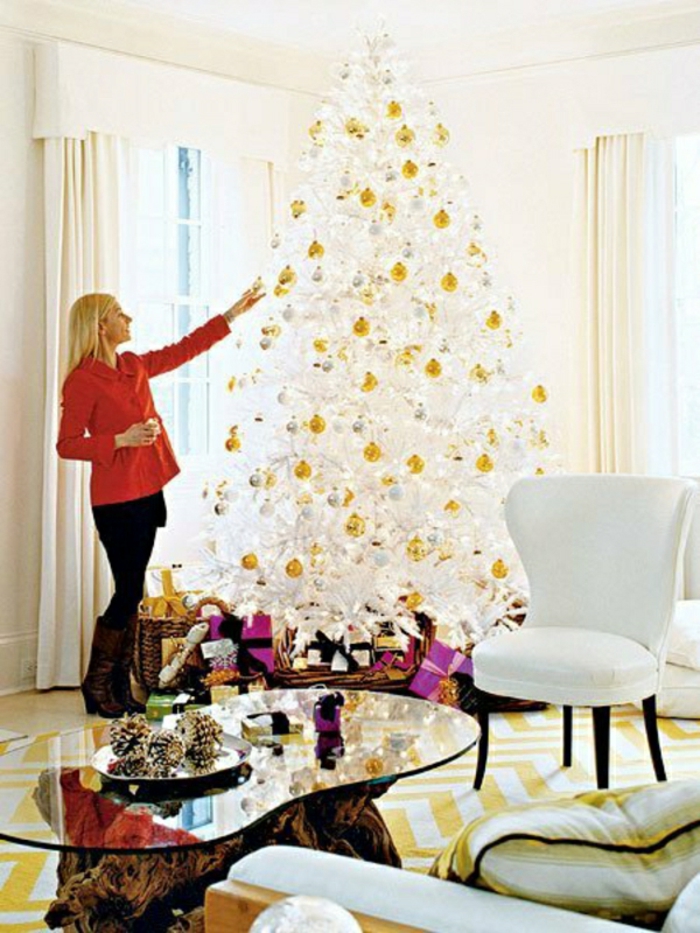 Božićno drvce-uređenje-bijelo-zlato-deco