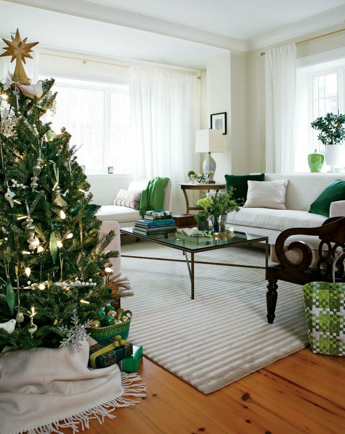 Božićno drvce-uređenje-bijelo-zeleno-krma