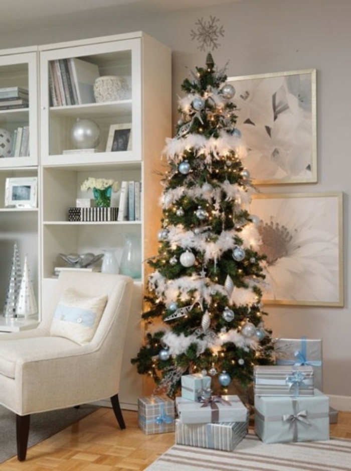 Božićno drvce-uređenje-bijelo-svijetlo plava