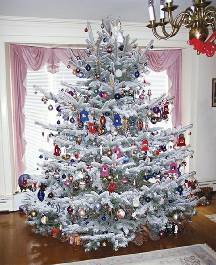 Božićno drvce-uređenje-bijelo-u-klasičnom dnevnom boravku