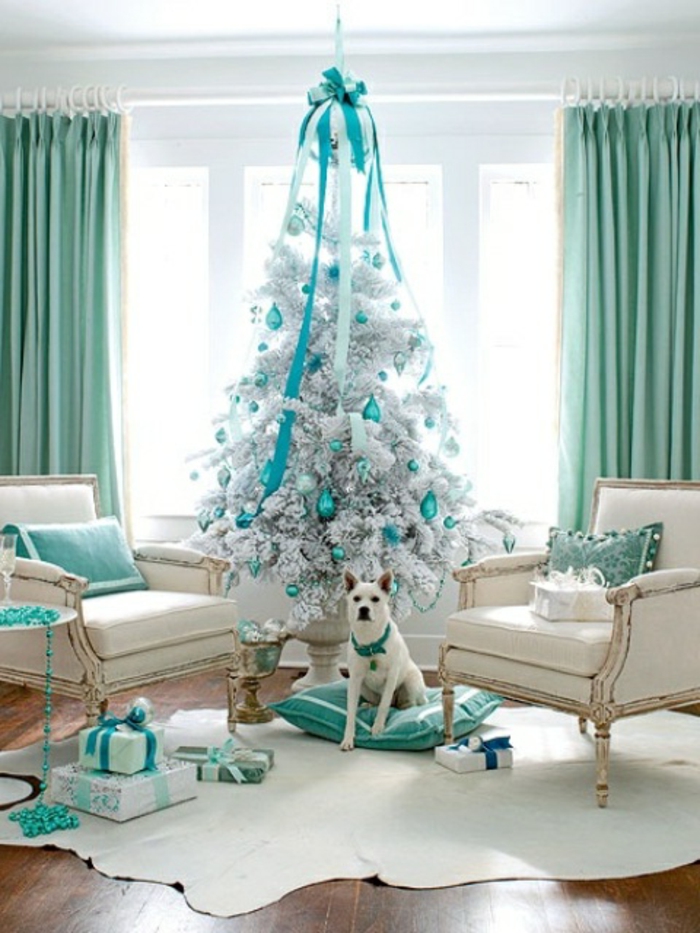 Božićno drvce-uređenje i bijele jele i plavo-deco