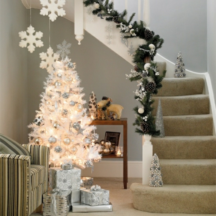 Božićno drvce-uređenje-bijelo-jele-i-deco