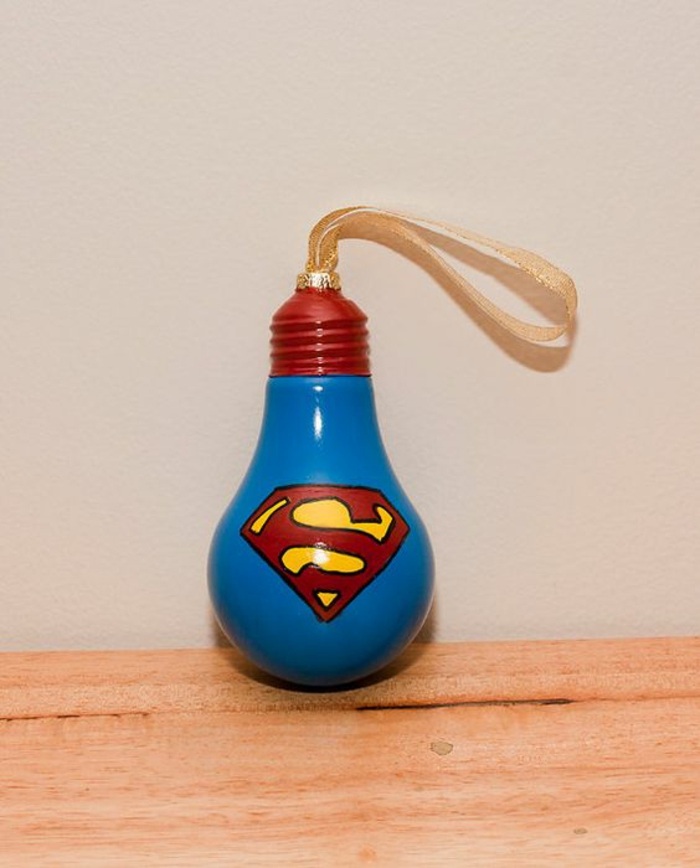 superman bola de Navidad hecha de pera pintada, arco