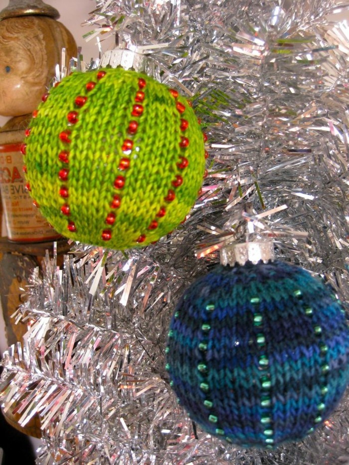 weihnachtsdeko-плетене на една кука-топки-в-зелено и синьо