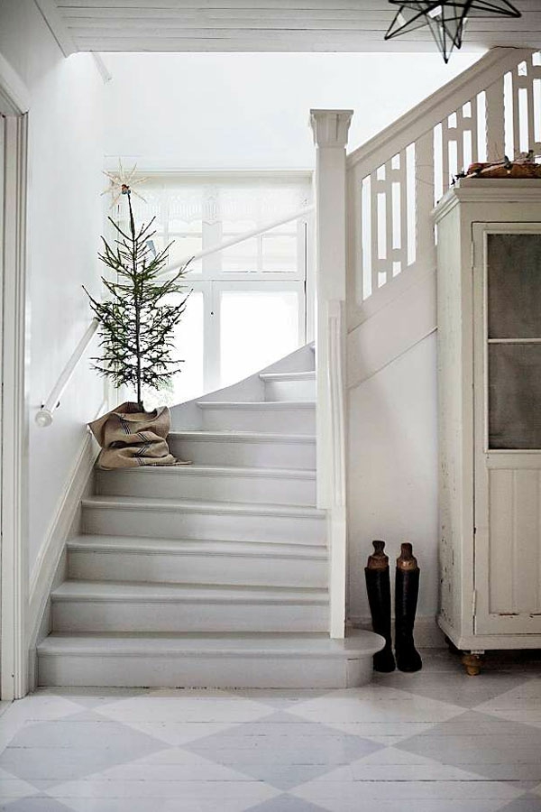 weihnachtsdeko-ötletek-skandináv lépcsőn