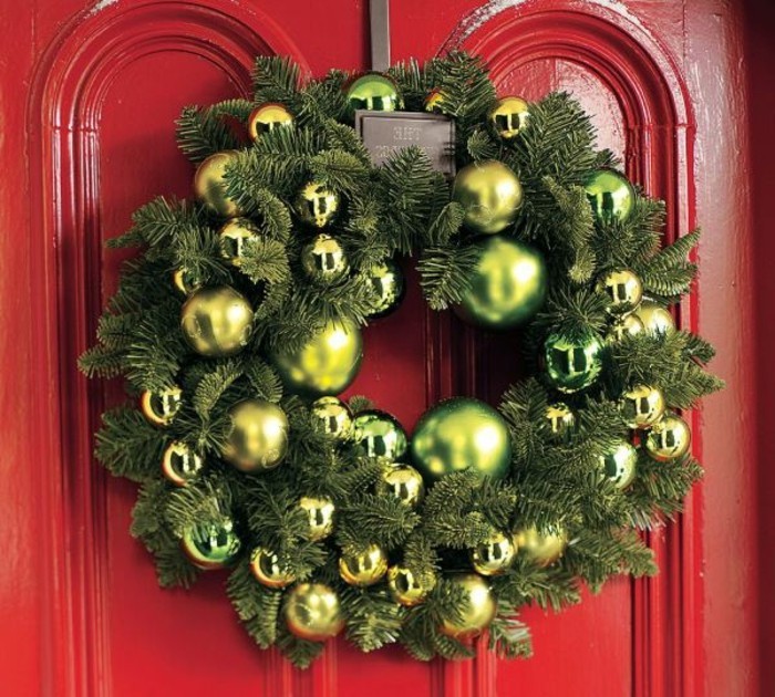 Коледа сам-занаят Green венец на най-червени вратата