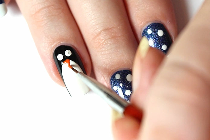 Ideja za zimsku manikuru, pingvin i male snježne pahuljice, tamni razlog, ovalni oblik noktiju