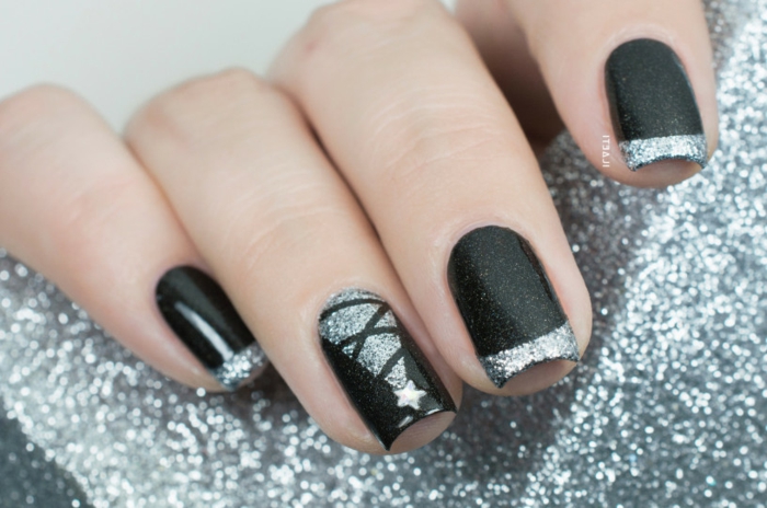 Design d'ongles d'hiver, sapin de Noël argenté sur fond noir, manucure française