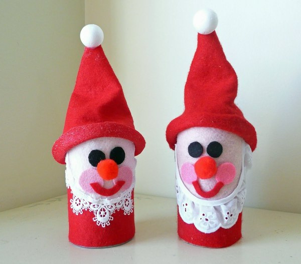 Djed Mraz je prtljati dvije smiješne figurice