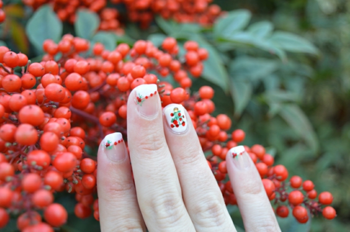 Mistleto i božićno drvce na bijeloj pozadini, francuski manikura, zimski dizajn noktiju za re-styling