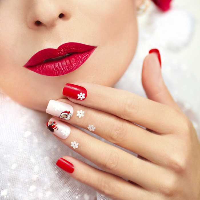 Božićni nokti u crveno i bijelo s malim pahuljicama i Djeda Mraza, kutni oblik noktiju