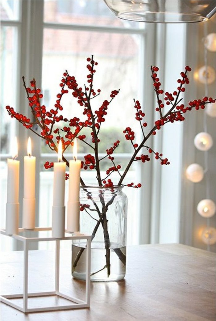 Božićni ukrasi stol ukras svijeća jednostavan interijer