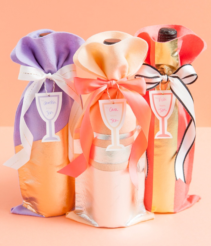 botellas de vino con el empaquetado de la tela, púrpura, crema y naranja, baendchen, hacen su propio regalo