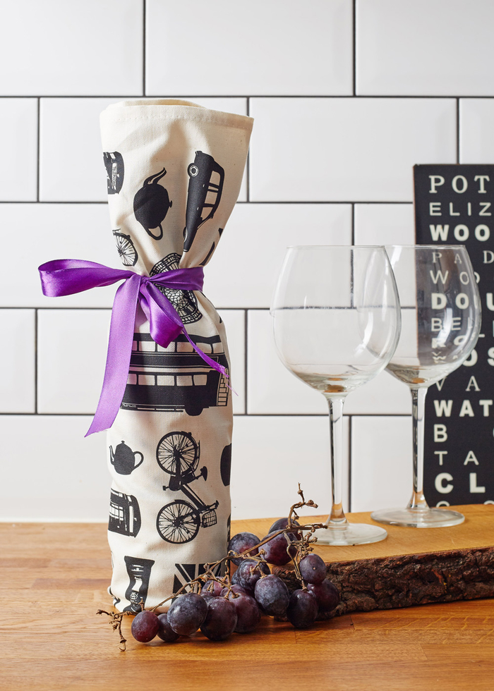 embalaje de botellas de vino con tela, cintas de color púrpura, decoración y regalar vino