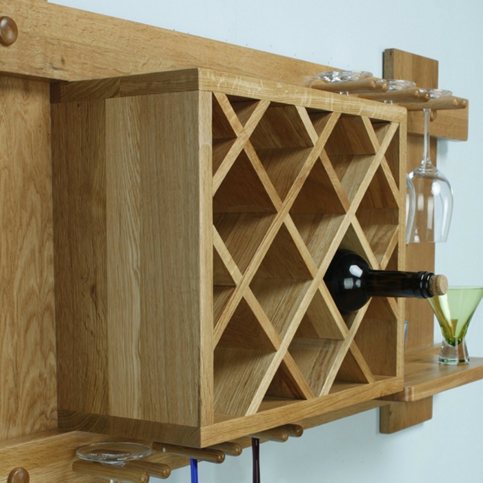 la madera del estante del vino construye la idea de cómo organizar una botella de vino hecha en casa