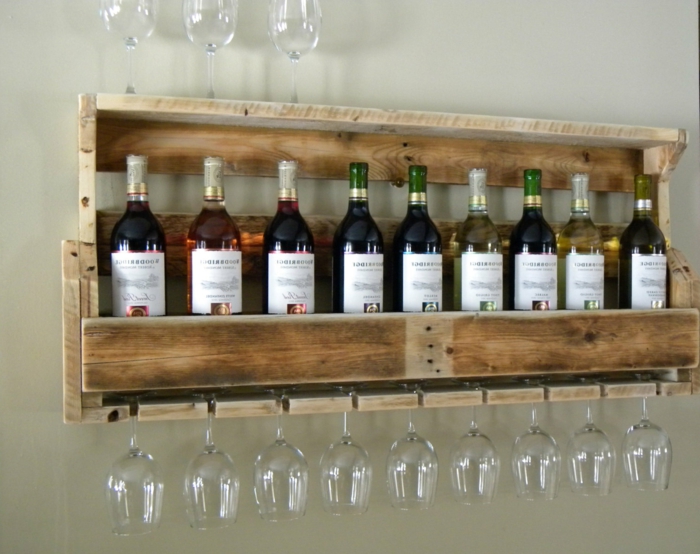 Las botellas de vino de madera del estante del vino arreglan y exhiben el estante del vino de las copas de vino para las botellas en la pared