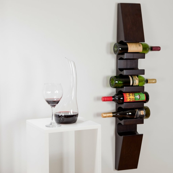 estante largo de madera para estantes de vino para botellas de vino que mienten en una botella específica representan copa de vino