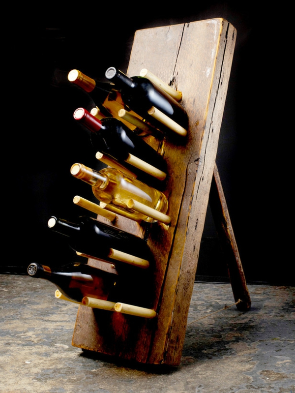 Дизайнерски модел за вино, изработен от дървена дъска