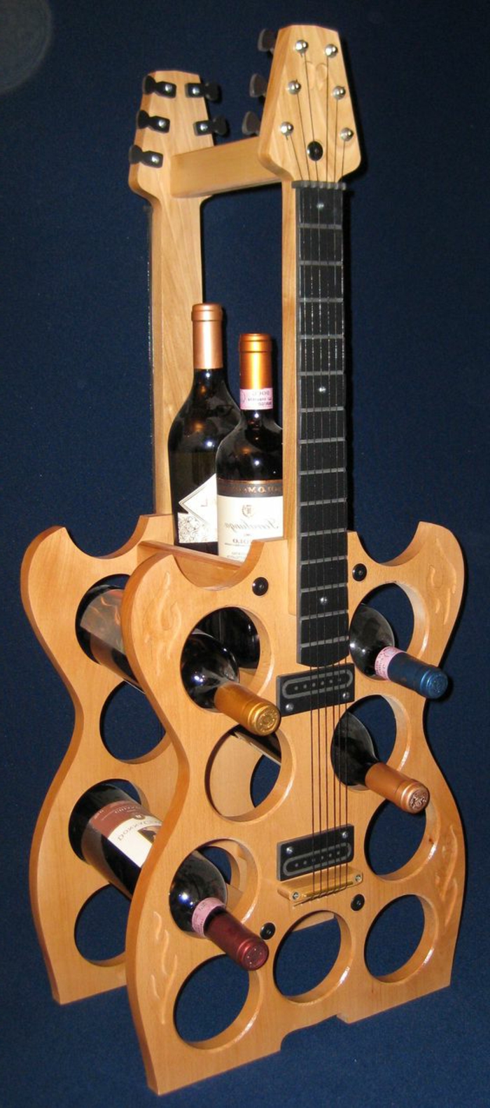 casier à vin pour le mur ou pour la pièce comme décoration pour reconstruire les vieilles guitares et en faire un meuble