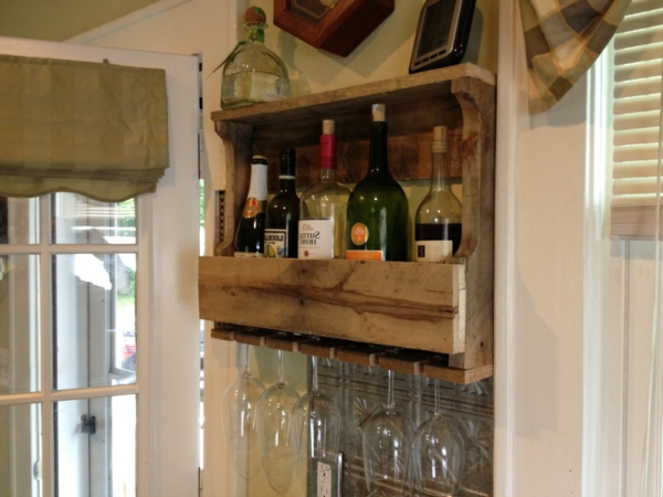 vinski stalak - samostalno izrađen - drvo - u sobi