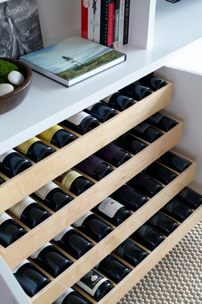 Ladice u kabinetu služe za skladištenje punih boca vina crvenog vina ormariće ormarića