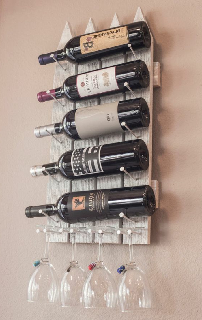 casier à vin petit construire facilement cinq bouteilles et quatre verres à vin idées de vin rouge sur le mur mettre du vin