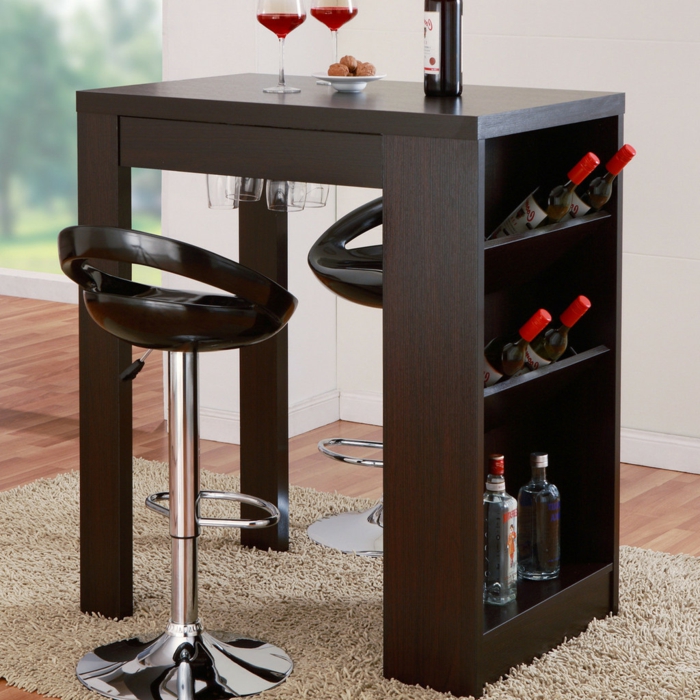 Une petite table conçue spécialement pour la dégustation de vin pour deux bouteilles de vin