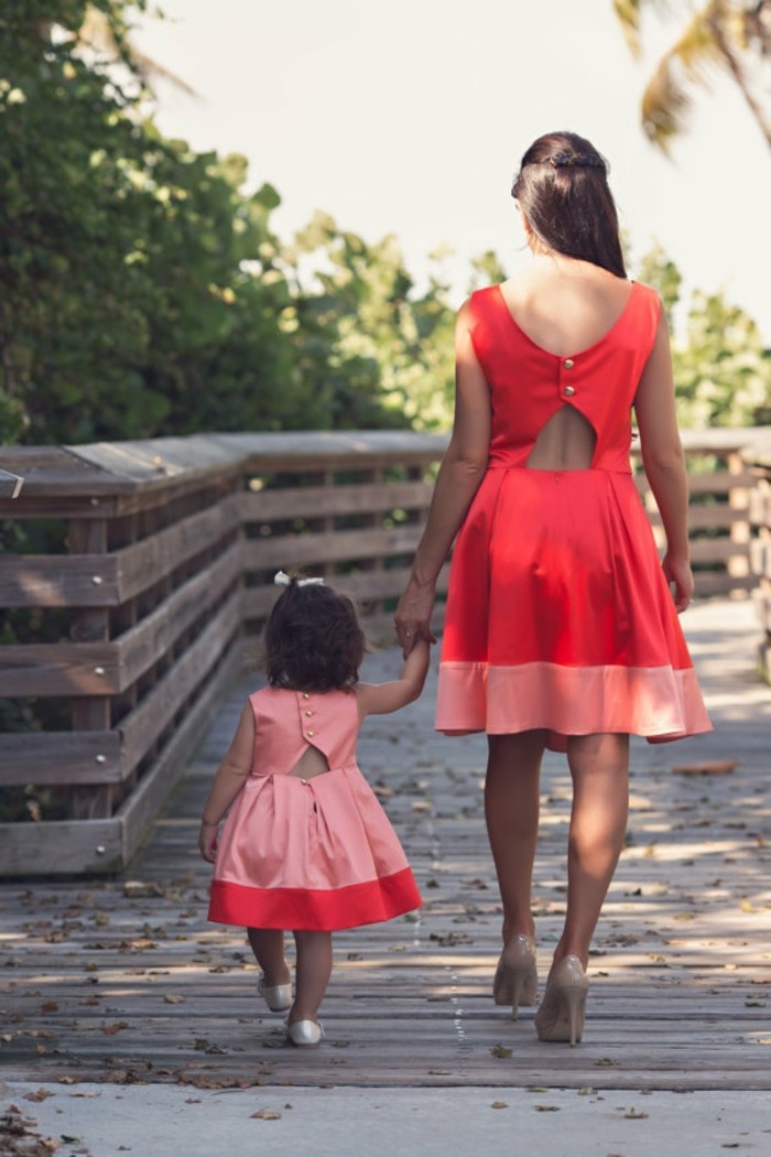 koji-cipele-na-crvena večernja haljina-majka-i-kćer-stop odluka-haende Jednaka obučen-lukama
