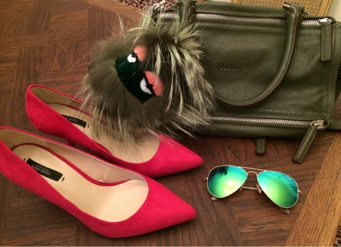 koji-cipele-na-crvena večernja haljina-pra-pribor-cipele-naočale-torba-s-schluesselanhaenger-anhaenger-pahuljasto-Fendi model