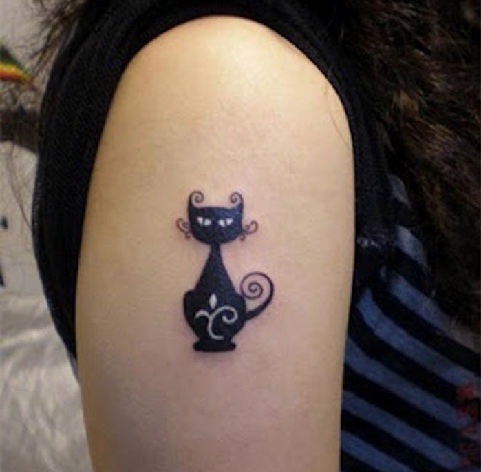 друга идея за татуировка на черна котка - тук има ръка с татуировка