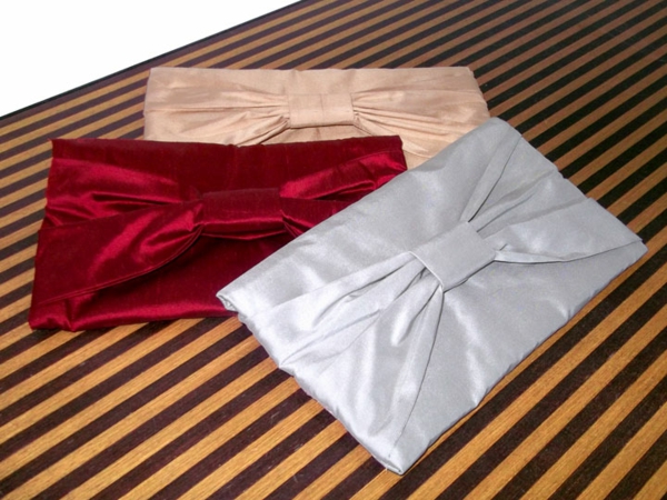 Trois modèles de sacs à main faits maison de différentes couleurs - rouge, gris et beige