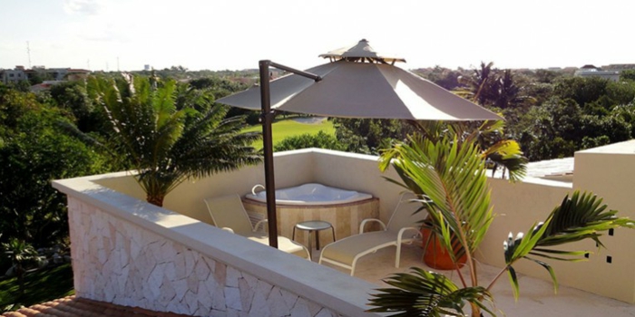 bain à remous-terrasse sur le toit-in-the-coin-soleil écran