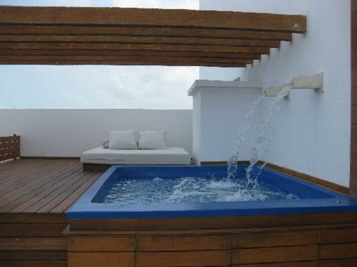 bain à remous-terrasse sur le toit-couché meubles-wasse
