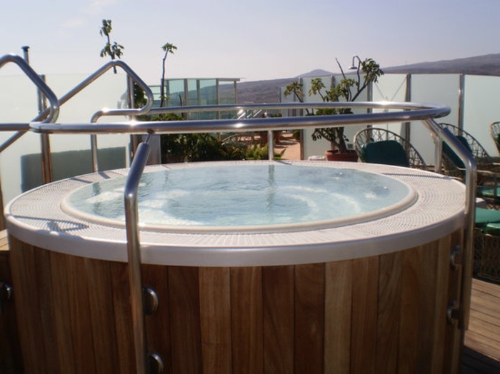 bain à remous toit terrasse ronde et petite