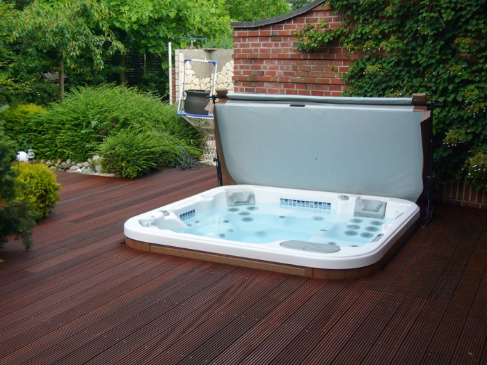 bain à remous-toit-terrasse-terrasse-dans-le-jardin
