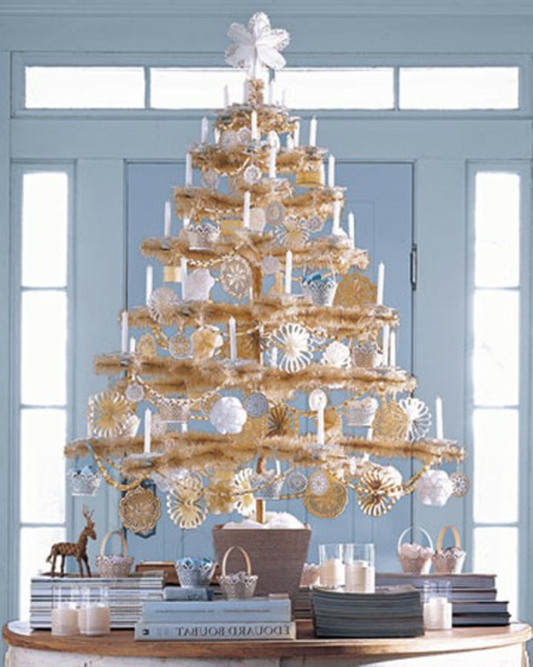 bijelih i zlatnih božićnih stabala