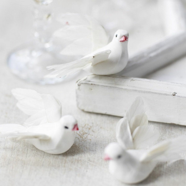 бели коледни украси - гълъби на масата