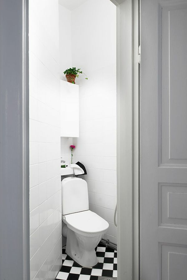 снимка на тоалетната - бял едностаен апартамент