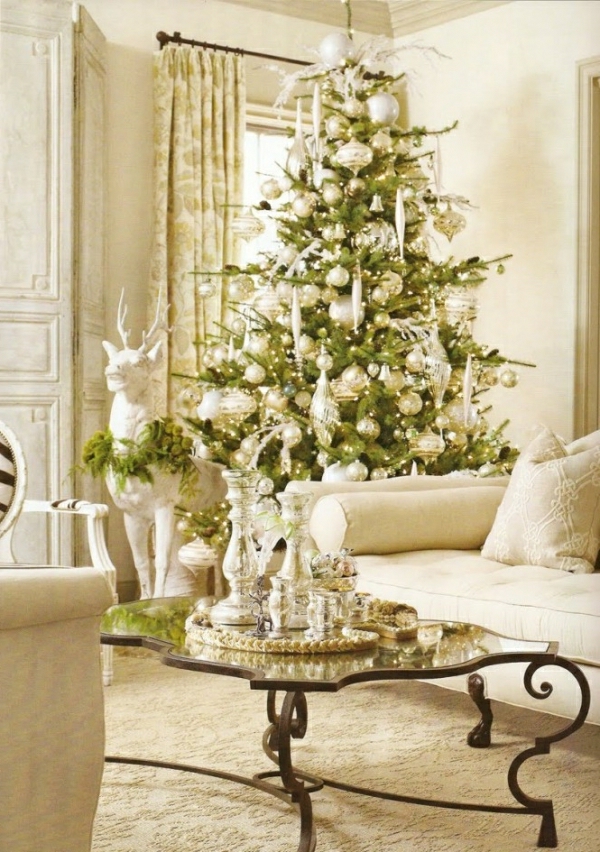 bijeli božićni ukras - u udobnom dnevnom boravku s kaučem u bijeloj boji
