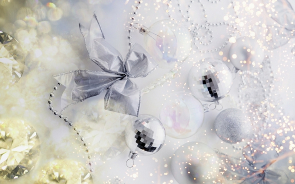 bijeli božićni ukras - pramčane i srebrne kuglice