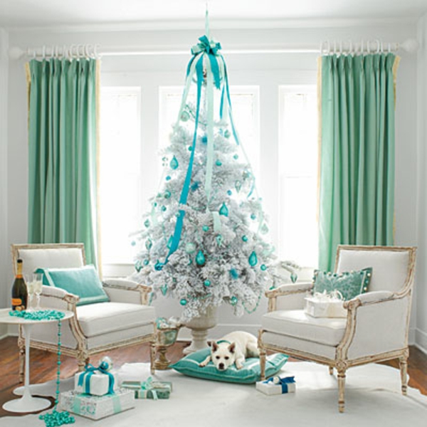 fehér karácsonyi dekoráció - kék íj a fehér fenyőfa