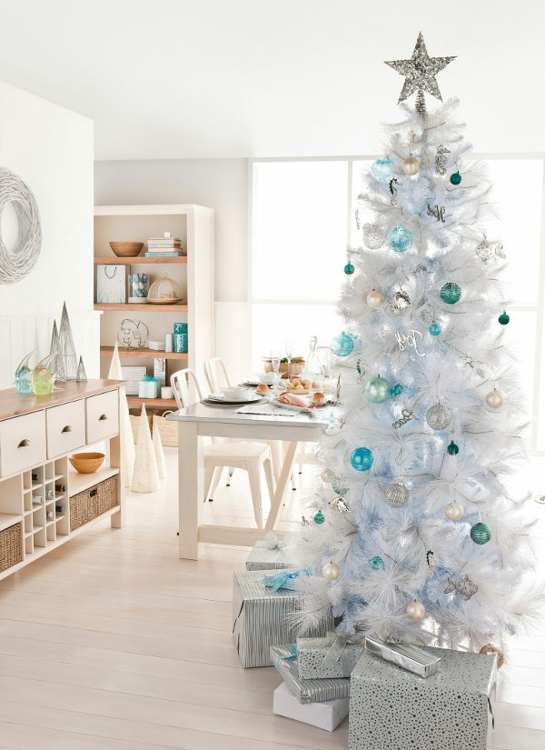 fehér karácsonyi dekoráció - ezüst csillag a fehér fenyőfa