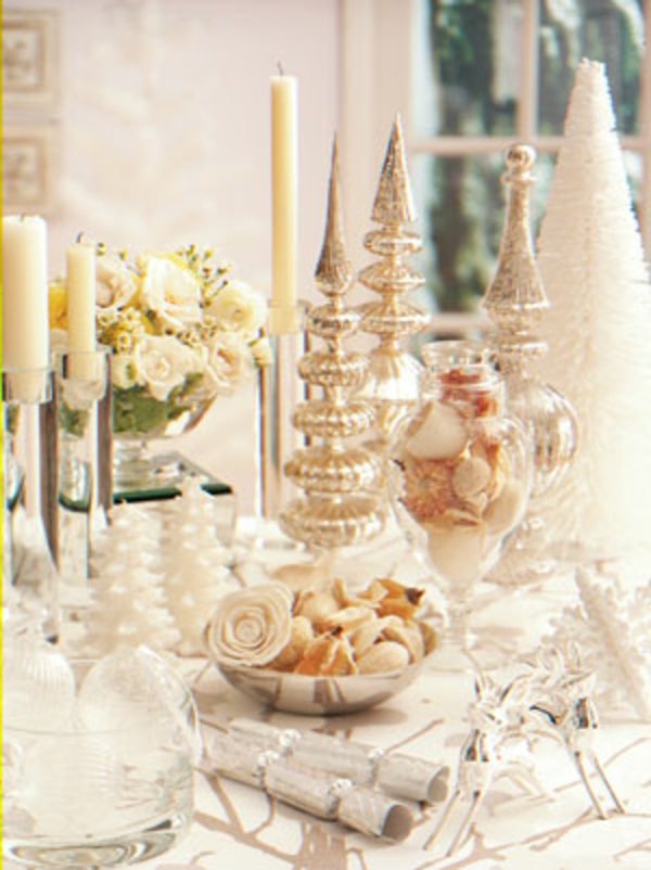 bijele božićne ukrase - svijeće pored ruža u bijeloj boji