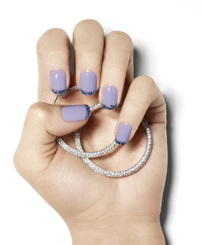 Manucure française en violet, idée pour la conception des ongles scintillants, forme ovale des ongles, boucles d'oreilles en argent avec cristaux